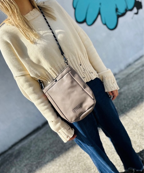 UNIVERSAL OVERALL(ユニバーサルオーバーオール)の「UNIVERSAL OVERALL/ユニバーサルオーバーオール / UO エンボスロゴザイルショルダー / UVO-147(ショルダーバッグ・レディース・ベージュ/ミント/ブラック/ブラウン・ONESIZE)」の3枚目の写真