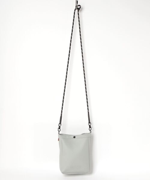 UNIVERSAL OVERALL(ユニバーサルオーバーオール)の「UNIVERSAL OVERALL/ユニバーサルオーバーオール / UO エンボスロゴザイルショルダー / UVO-147(ショルダーバッグ・レディース・ベージュ/ミント/ブラック/ブラウン・ONESIZE)」の10枚目の写真