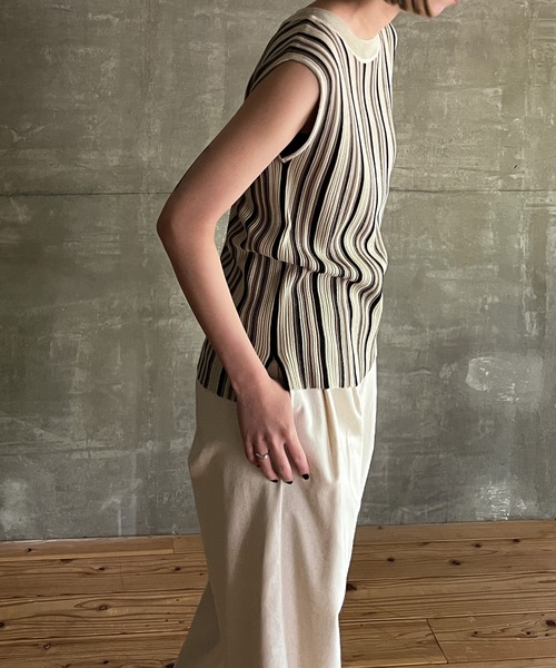cona(コナ)の「【ZOZO限定】ランダムストライプニットノースリーブトップス(タンクトップ・レディース・ベージュ/ブラック・FREE)」の16枚目の写真