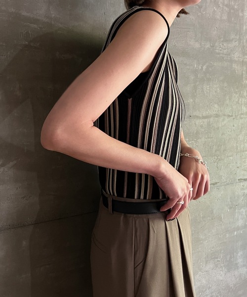 cona(コナ)の「【ZOZO限定】ランダムストライプニットノースリーブトップス(タンクトップ・レディース・ベージュ/ブラック・FREE)」の6枚目の写真