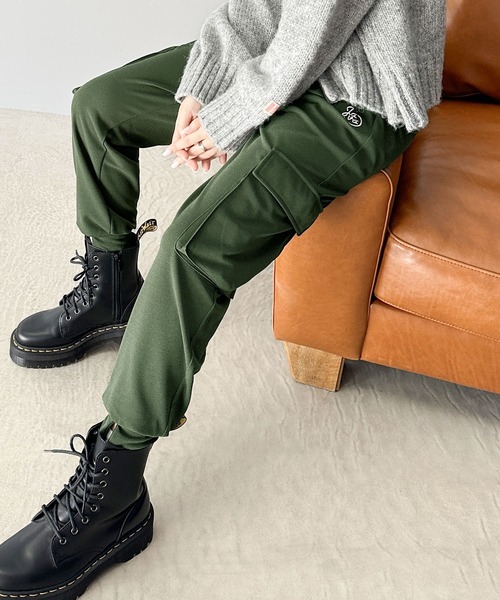 Java（ジャバ）の「《JaVaジャバ 別注》大人のラフスタイル。刺繍入り裾スリットカーゴジョガーパンツ（カーゴパンツ・レディース・カーキ/アイボリー/ブラック・SMALL/LARGE/X-LARGE/MEDIUM）」の2枚目の写真