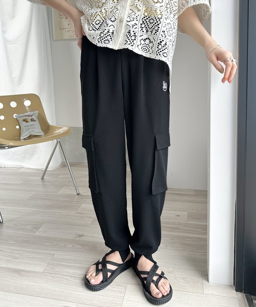 Java（ジャバ）の「《JaVaジャバ 別注》大人のラフスタイル。刺繍入り裾スリットカーゴジョガーパンツ（カーゴパンツ・レディース・カーキ/アイボリー/ブラック・SMALL/LARGE/X-LARGE/MEDIUM）」の9枚目の写真