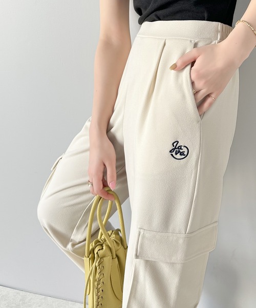 Java（ジャバ）の「《JaVaジャバ 別注》大人のラフスタイル。刺繍入り裾スリットカーゴジョガーパンツ（カーゴパンツ・レディース・カーキ/アイボリー/ブラック・SMALL/LARGE/X-LARGE/MEDIUM）」の5枚目の写真