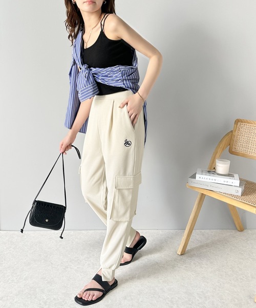 Java（ジャバ）の「《JaVaジャバ 別注》大人のラフスタイル。刺繍入り裾スリットカーゴジョガーパンツ（カーゴパンツ・レディース・カーキ/アイボリー/ブラック・SMALL/LARGE/X-LARGE/MEDIUM）」の13枚目の写真