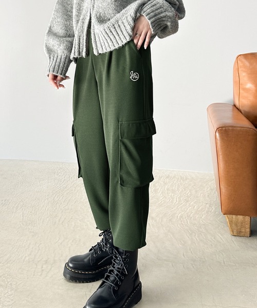 Java（ジャバ）の「《JaVaジャバ 別注》大人のラフスタイル。刺繍入り裾スリットカーゴジョガーパンツ（カーゴパンツ・レディース・カーキ/アイボリー/ブラック・SMALL/LARGE/X-LARGE/MEDIUM）」の14枚目の写真