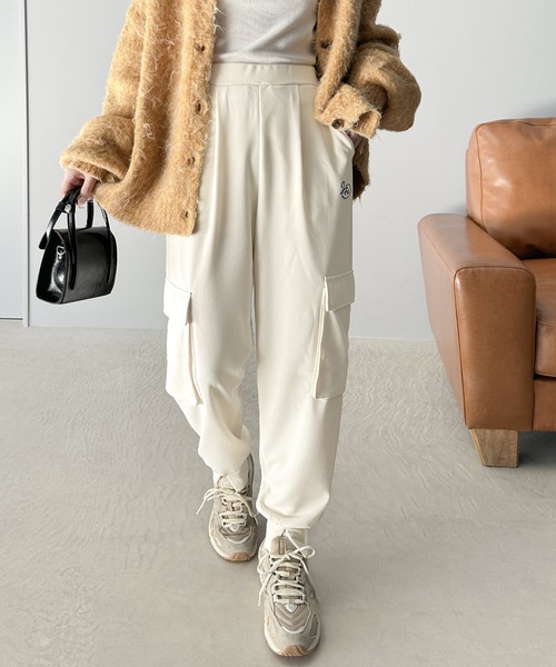 Java（ジャバ）の「《JaVaジャバ 別注》大人のラフスタイル。刺繍入り裾スリットカーゴジョガーパンツ（カーゴパンツ・レディース・カーキ/アイボリー/ブラック・SMALL/LARGE/X-LARGE/MEDIUM）」の19枚目の写真