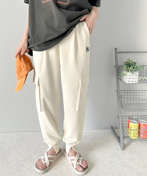 Java（ジャバ）の「《JaVaジャバ 別注》大人のラフスタイル。刺繍入り裾スリットカーゴジョガーパンツ（カーゴパンツ・レディース・カーキ/アイボリー/ブラック・SMALL/LARGE/X-LARGE/MEDIUM）」の22枚目の写真