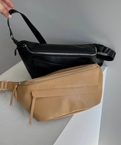 CAPRICIEUX LE'MAGE(カプリシューレマージュ)の「エコレザーボディバッグ(ボディバッグ/ウエストポーチ・レディース・ブラック/ベージュ・FREE)」の1枚目の写真