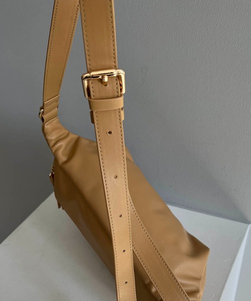 CAPRICIEUX LE'MAGE(カプリシューレマージュ)の「エコレザーボディバッグ(ボディバッグ/ウエストポーチ・レディース・ブラック/ベージュ・FREE)」の6枚目の写真