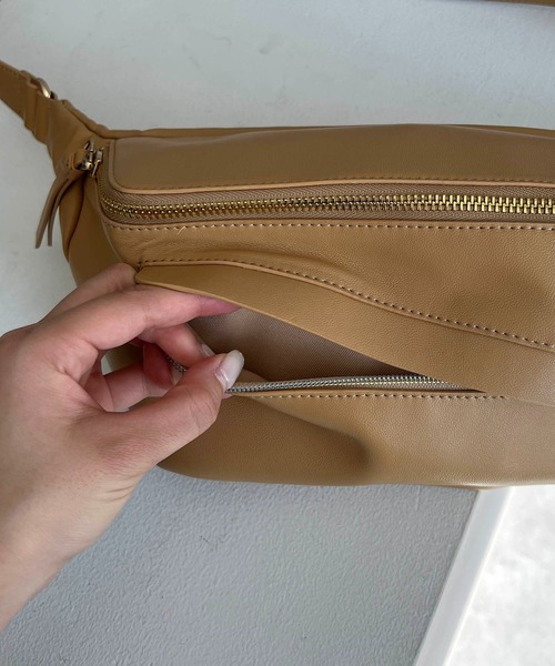 CAPRICIEUX LE'MAGE(カプリシューレマージュ)の「エコレザーボディバッグ(ボディバッグ/ウエストポーチ・レディース・ブラック/ベージュ・FREE)」の10枚目の写真