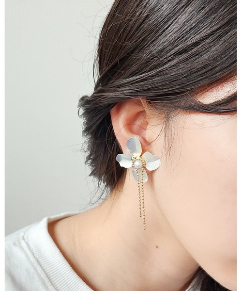 tone（トーン）の「【Tresor】メタルフラワー　淡水パール　ピアス(MA)（ピアス（両耳用）・レディース・シルバー/ゴールド/シルバー系その他/ゴールド系その他・FREE）」の2枚目の写真