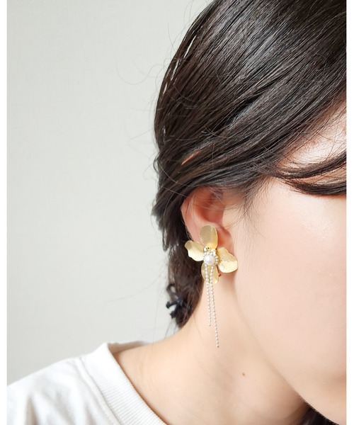 tone（トーン）の「【Tresor】メタルフラワー 淡水パール ピアス