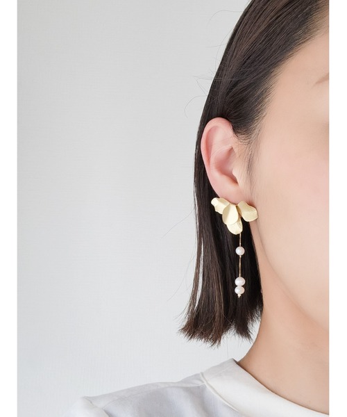 tone（トーン）の「【Tresor】メタルフラワー　淡水パール　ピアス(MA)（ピアス（両耳用）・レディース・シルバー/ゴールド/シルバー系その他/ゴールド系その他・FREE）」の3枚目の写真
