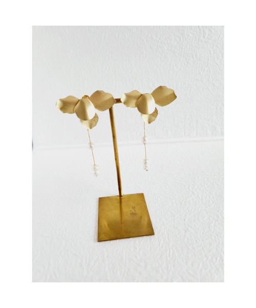 tone（トーン）の「【Tresor】メタルフラワー　淡水パール　ピアス(MA)（ピアス（両耳用）・レディース・シルバー/ゴールド/シルバー系その他/ゴールド系その他・FREE）」の9枚目の写真