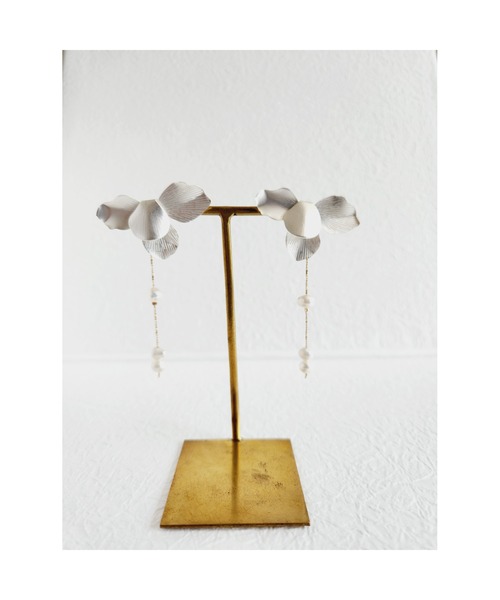 tone（トーン）の「【Tresor】メタルフラワー　淡水パール　ピアス(MA)（ピアス（両耳用）・レディース・シルバー/ゴールド/シルバー系その他/ゴールド系その他・FREE）」の6枚目の写真