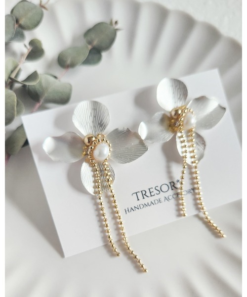 tone（トーン）の「【Tresor】メタルフラワー 淡水パール ピアス