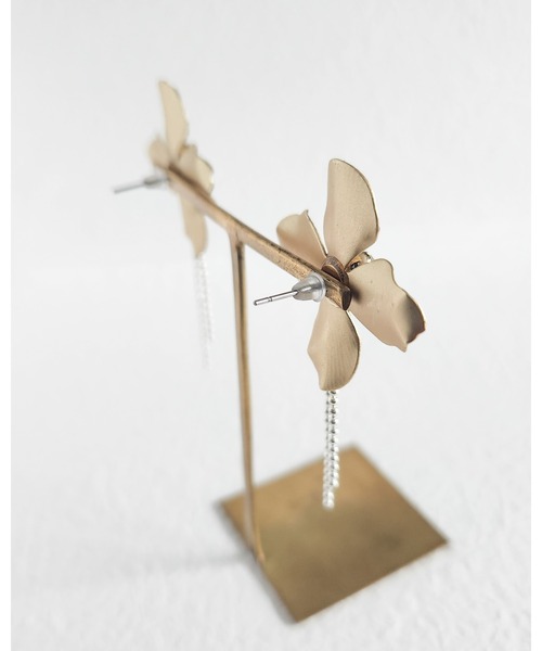 tone（トーン）の「【Tresor】メタルフラワー　淡水パール　ピアス(MA)（ピアス（両耳用）・レディース・シルバー/ゴールド/シルバー系その他/ゴールド系その他・FREE）」の18枚目の写真