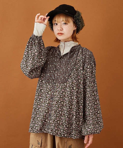 CUBE SUGAR(キューブシュガー)の「フラワープリントラグランスリーブギャザーシャツ(シャツ/ブラウス・レディース・ブラック/ブラウン/レッド・M)」の2枚目の写真