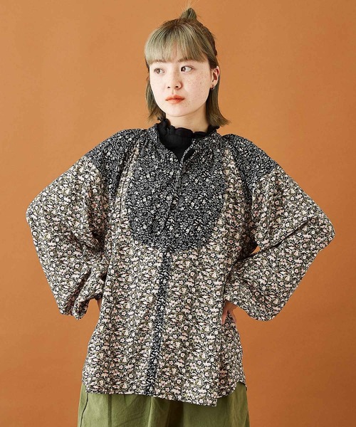 CUBE SUGAR(キューブシュガー)の「フラワープリントラグランスリーブギャザーシャツ(シャツ/ブラウス・レディース・ブラック/ブラウン/レッド・M)」の1枚目の写真