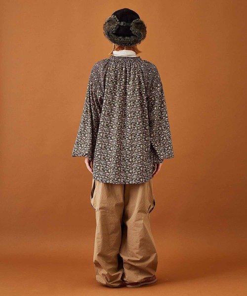 CUBE SUGAR(キューブシュガー)の「フラワープリントラグランスリーブギャザーシャツ(シャツ/ブラウス・レディース・ブラック/ブラウン/レッド・M)」の4枚目の写真