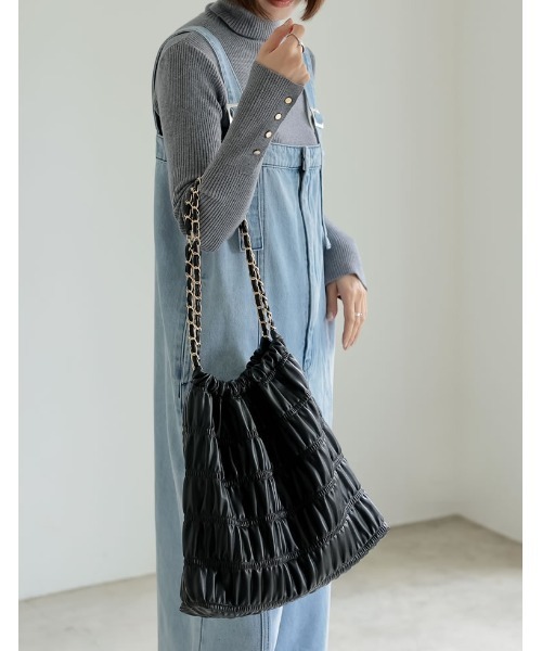 Re:EDIT(リエディ)の「ポーチ付きプリーツチェーンストラップバッグ(ハンドバッグ・レディース・ホワイト/ブラック/シルバー・FREE)」の7枚目の写真