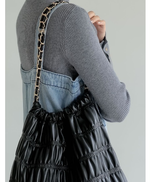 Re:EDIT(リエディ)の「ポーチ付きプリーツチェーンストラップバッグ(ハンドバッグ・レディース・ホワイト/ブラック/シルバー・FREE)」の8枚目の写真