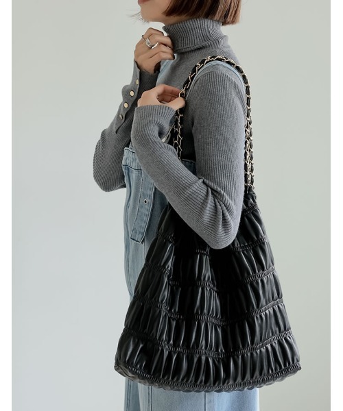 Re:EDIT(リエディ)の「ポーチ付きプリーツチェーンストラップバッグ(ハンドバッグ・レディース・ホワイト/ブラック/シルバー・FREE)」の6枚目の写真