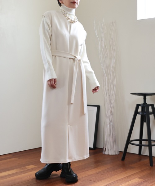 ULEULA(ウルア)の「深Vネックスリットワンピース/ベルト付き(ジャンパースカート・レディース・ブラック/アイボリー・FREE)」の2枚目の写真