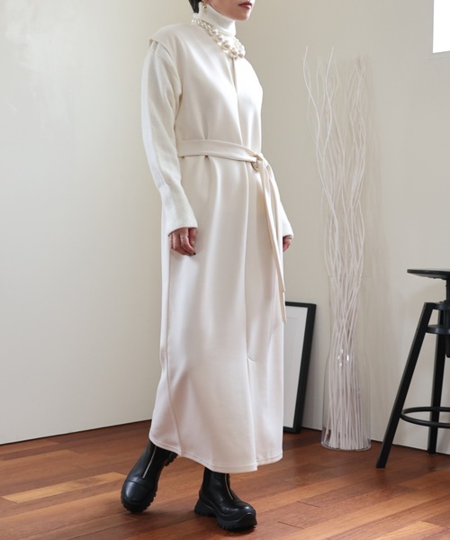 ULEULA(ウルア)の「深Vネックスリットワンピース/ベルト付き(ジャンパースカート・レディース・ブラック/アイボリー・FREE)」の11枚目の写真