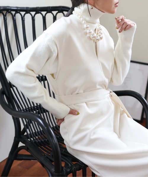 ULEULA(ウルア)の「深Vネックスリットワンピース/ベルト付き(ジャンパースカート・レディース・ブラック/アイボリー・FREE)」の3枚目の写真