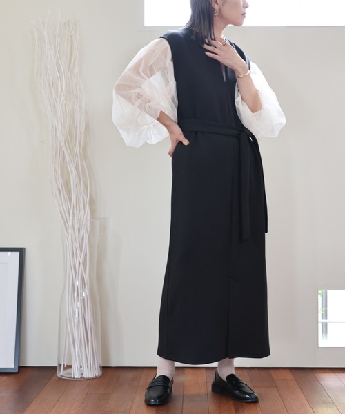 ULEULA(ウルア)の「深Vネックスリットワンピース/ベルト付き(ジャンパースカート・レディース・ブラック/アイボリー・FREE)」の9枚目の写真