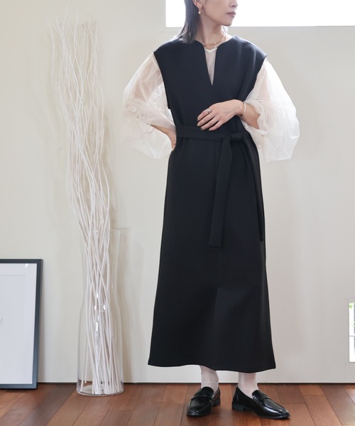 ULEULA(ウルア)の「深Vネックスリットワンピース/ベルト付き(ジャンパースカート・レディース・ブラック/アイボリー・FREE)」の12枚目の写真