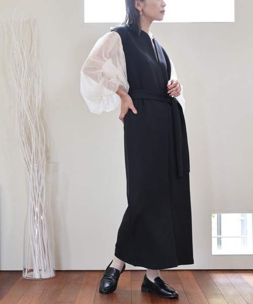 ULEULA(ウルア)の「深Vネックスリットワンピース/ベルト付き(ジャンパースカート・レディース・ブラック/アイボリー・FREE)」の6枚目の写真