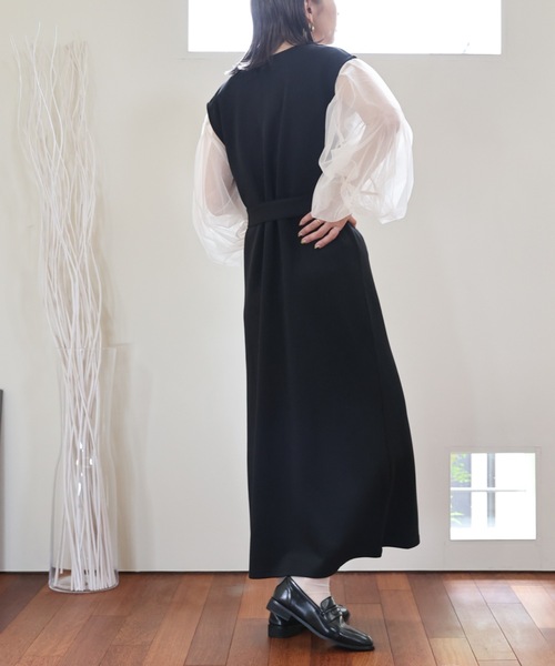 ULEULA(ウルア)の「深Vネックスリットワンピース/ベルト付き(ジャンパースカート・レディース・ブラック/アイボリー・FREE)」の18枚目の写真