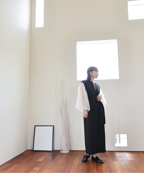 ULEULA(ウルア)の「深Vネックスリットワンピース/ベルト付き(ジャンパースカート・レディース・ブラック/アイボリー・FREE)」の15枚目の写真