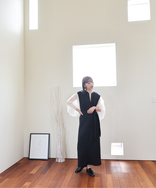 ULEULA(ウルア)の「深Vネックスリットワンピース/ベルト付き(ジャンパースカート・レディース・ブラック/アイボリー・FREE)」の4枚目の写真