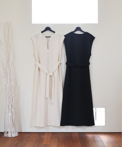 ULEULA(ウルア)の「深Vネックスリットワンピース/ベルト付き(ジャンパースカート・レディース・ブラック/アイボリー・FREE)」の7枚目の写真