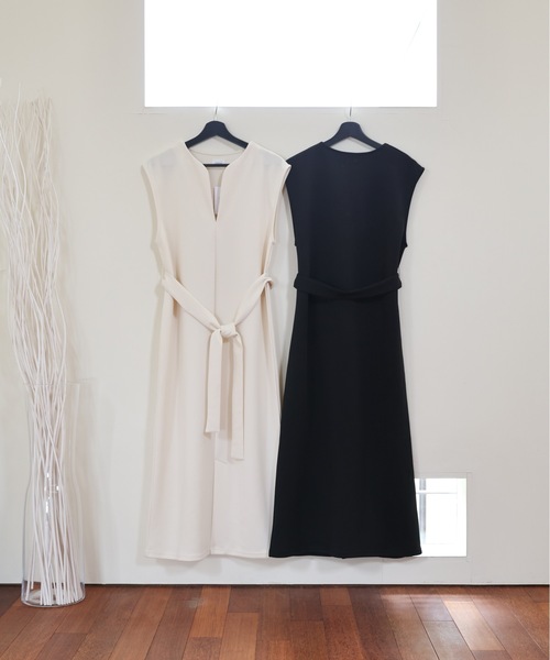 ULEULA(ウルア)の「深Vネックスリットワンピース/ベルト付き(ジャンパースカート・レディース・ブラック/アイボリー・FREE)」の19枚目の写真