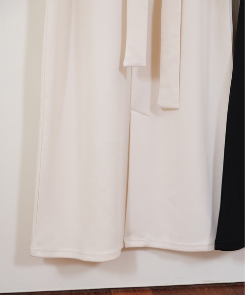 ULEULA(ウルア)の「深Vネックスリットワンピース/ベルト付き(ジャンパースカート・レディース・ブラック/アイボリー・FREE)」の16枚目の写真