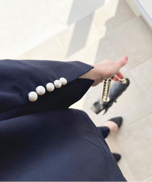 RIRIYANO（リリヤーノ）の「"ご機嫌"パールスリットセットアップ ─RIRIYANO─（スーツセット・レディース・ネイビー/ブラック/ベージュ×ブラック/グレイッシュベージュ・MEDIUM/LARGE/X-LARGE/XX-LARGE/SMALL）」の12枚目の写真