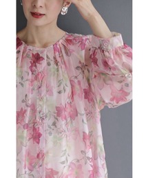 愛らしいピンクの花が微笑むエアリーなシアーチュニック
