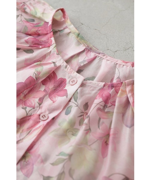 cawaii(カワイイ)の「愛らしいピンクの花が微笑むエアリーなシアーチュニック(チュニック・レディース・ピンク・FREE)」の4枚目の写真