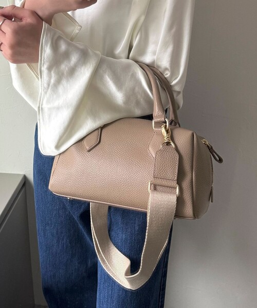 fredy emue（フレディエミュ）の「テープショルダーレザーボストンバッグ（ボストンバッグ・レディース・ベージュ/ブラック・FREE）」の4枚目の写真