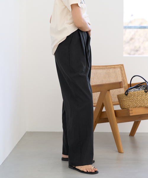 IENA(イエナ)の「シルキーポプリンタックパンツ(スラックス・レディース・ブラック/アイボリー・34/36/38)」の20枚目の写真