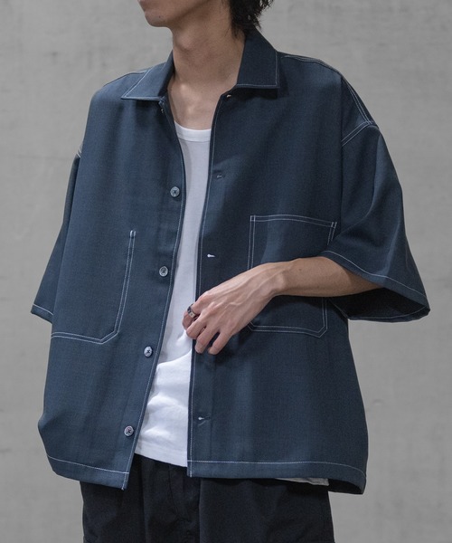 JOHN'S CLOSET（ジョンズクローゼット）の「【i】ステッチング ルーズサイズ 半袖シャツ（シャツ/ブラウス・メンズ・カーキ/ブラック/チャコールグレー・MEDIUM/LARGE/X-LARGE）」の2枚目の写真
