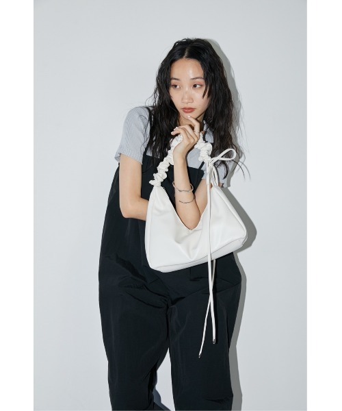 DRWCYS（ドロシーズ）の「ギャザーハンドルバック（ハンドバッグ・レディース・ホワイト/ブラック・FREE）」の5枚目の写真