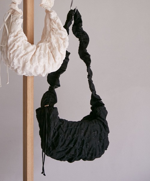 VIS（ビス）の「シャーリングドロストショルダーバッグ（ショルダーバッグ・レディース・キナリ/ブラック・FREE）」の2枚目の写真