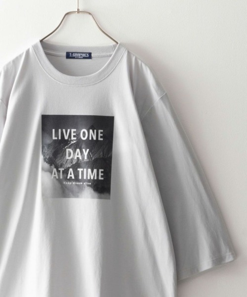 Mac-House(マックハウス)の「フォトプリント7分袖Tシャツ(Tシャツ/カットソー・メンズ・ブラック/グレイッシュベージュ/ホワイト/ライトグレー・S/M/L/XL)」の3枚目の写真