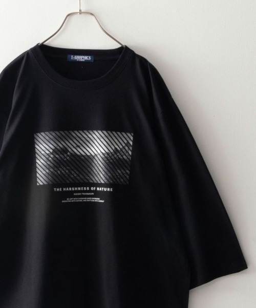 Mac-House(マックハウス)の「フォトプリント7分袖Tシャツ(Tシャツ/カットソー・メンズ・ブラック/グレイッシュベージュ/ホワイト/ライトグレー・S/M/L/XL)」の2枚目の写真