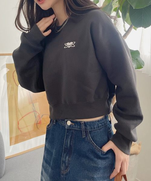 Ada.(エイダ)の「ハート ワンポイントロゴ 刺繍 クロップド スウェット(スウェット・レディース・ブラック/グレー・FREE)」の7枚目の写真